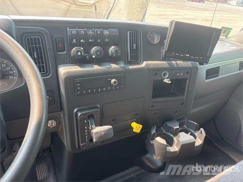 International MV607 4x2 Van Truck Fast kasse