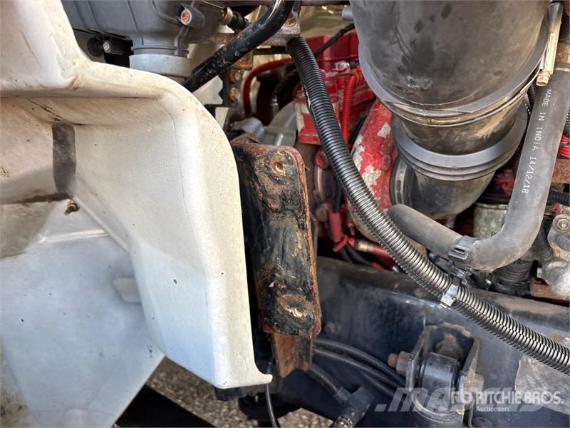 International MV607 4x2 Van Truck Camiones con caja de remolque
