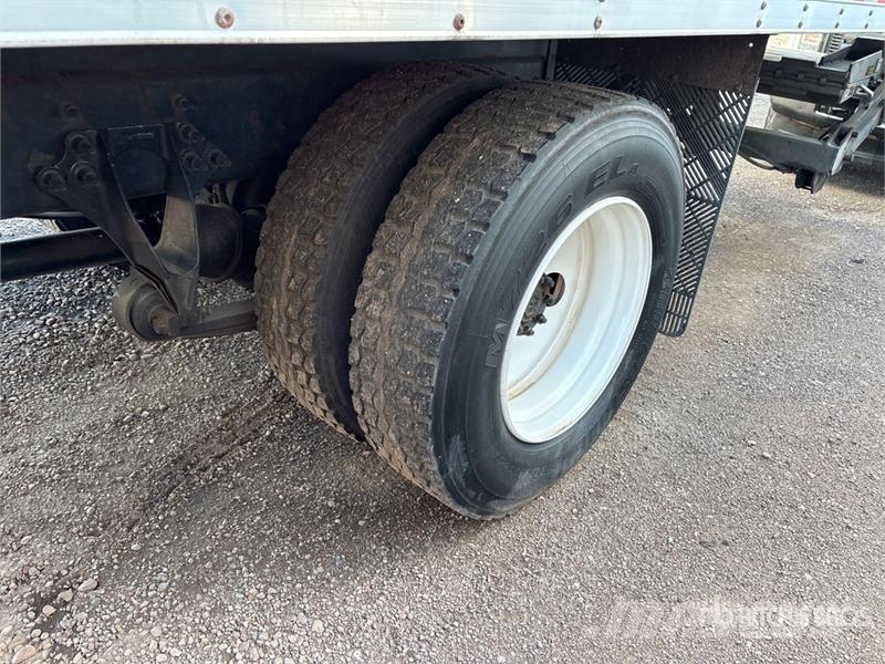International MV607 4x2 Van Truck Camiones con caja de remolque