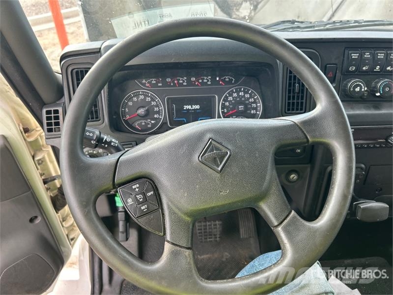 International MV607 4x2 Van Truck Tovornjaki zabojniki