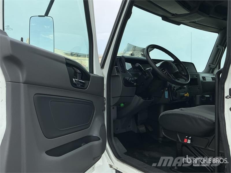 International MV607 4x2 Van Truck Camiones caja cerrada