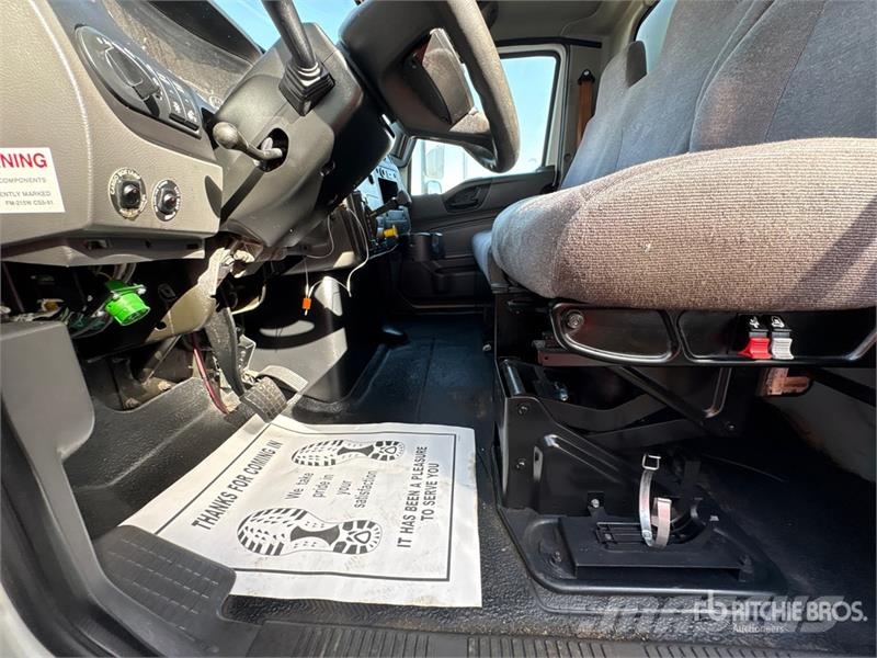 International MV607 4x2 Van Truck Camiones con caja de remolque