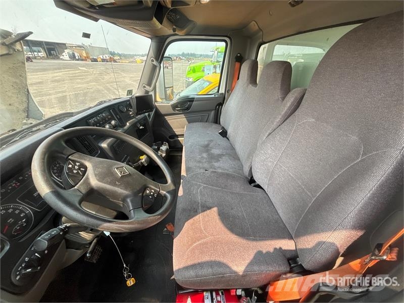 International MV607 4x2 Van Truck Fast kasse