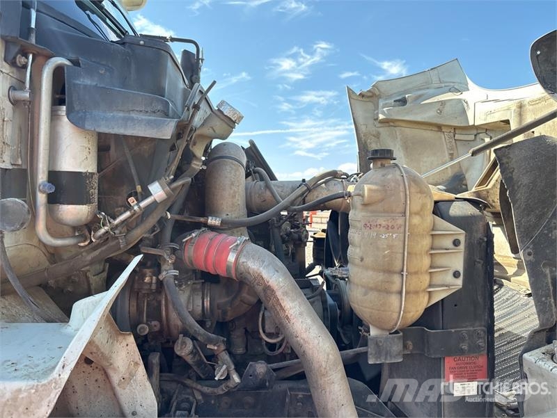 International on  International 8600 6x4 Asphalt Distributor Tru Autocisterna