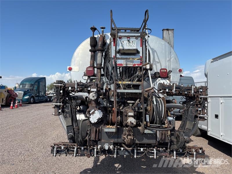 International on  International 8600 6x4 Asphalt Distributor Tru Autocisterna