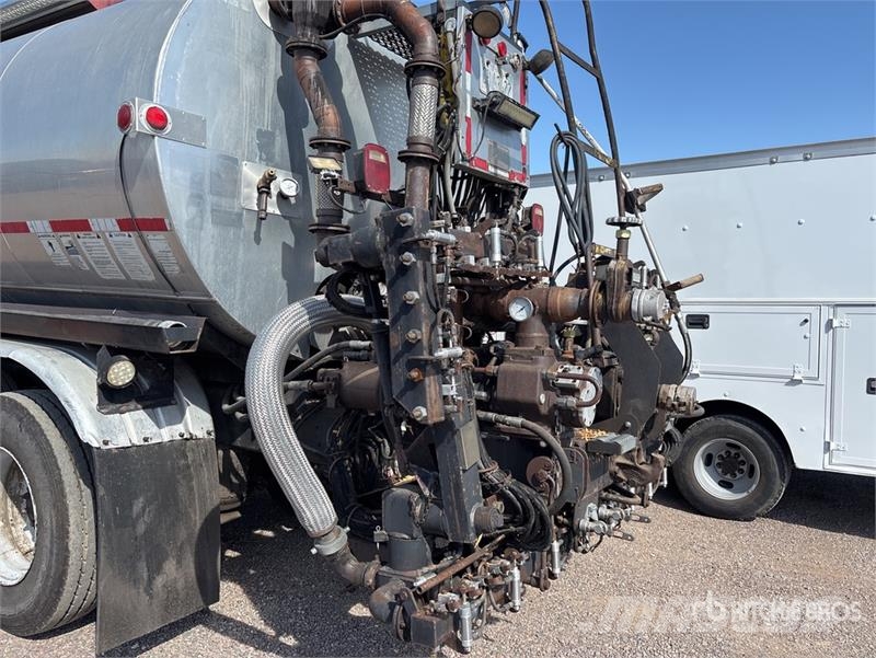 International on  International 8600 6x4 Asphalt Distributor Tru Autocisterna