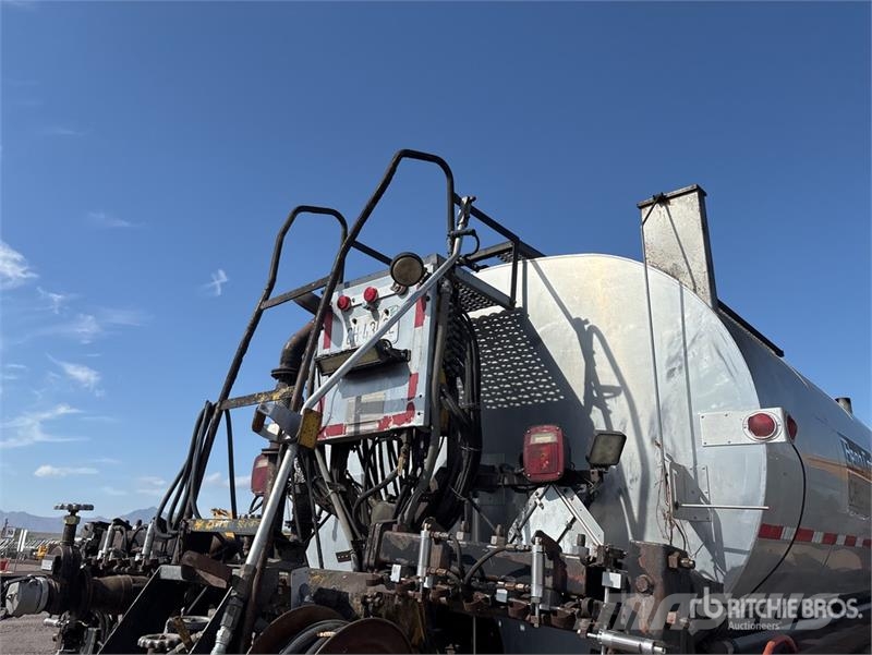 International on  International 8600 6x4 Asphalt Distributor Tru Autocisterna