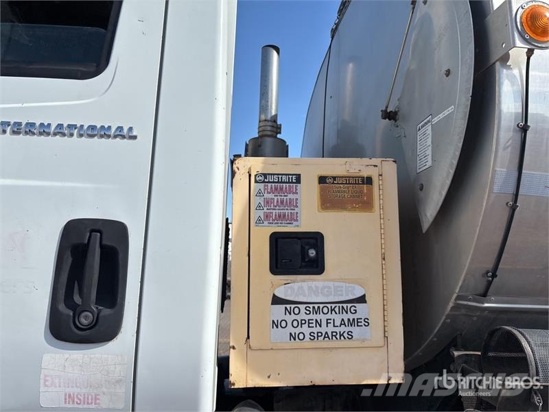 International on  International 8600 6x4 Asphalt Distributor Tru Autocisterna