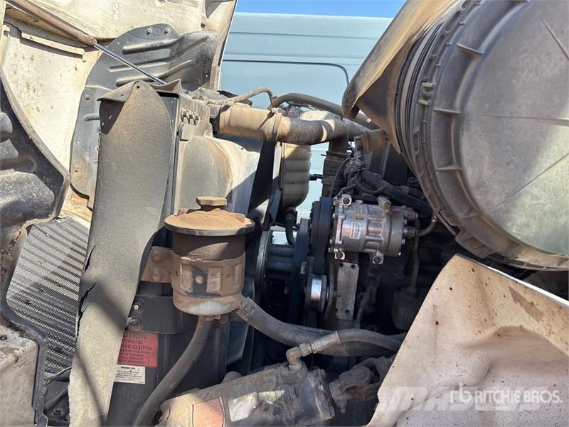 International on  International 8600 6x4 Asphalt Distributor Tru Autocisterna