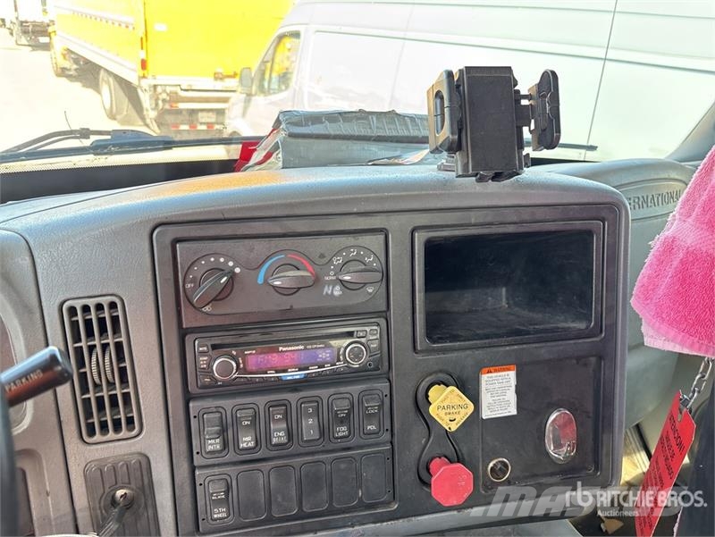 International on  International 8600 6x4 Asphalt Distributor Tru Autocisterna