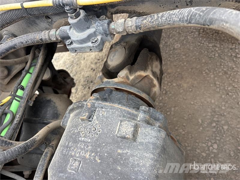 International Palfinger PK18002-EH-D 12670 lb Knuckle Boom on I Автокранове