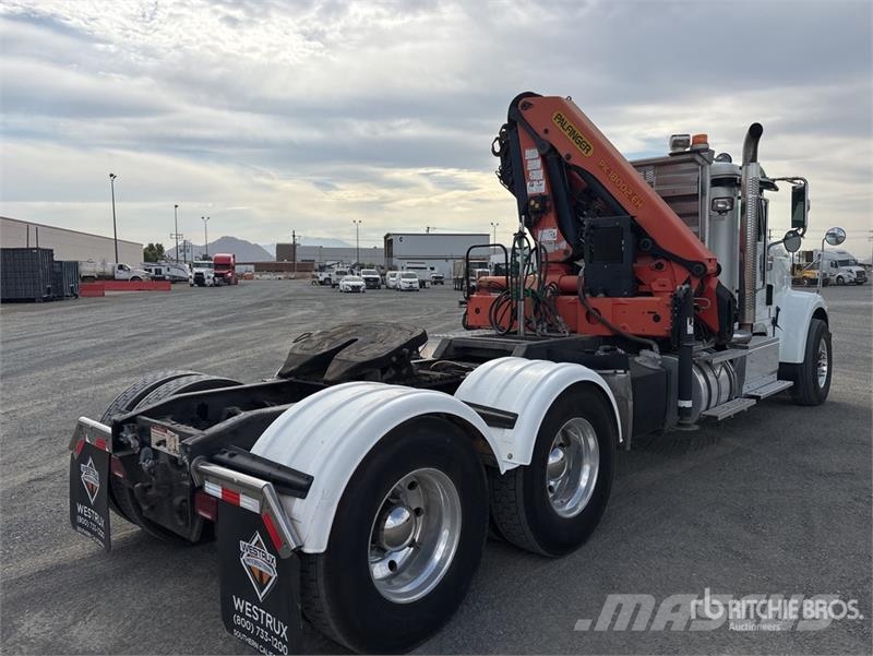 International Palfinger PK18002-EH-D 12670 lb Knuckle Boom on I Автокранове
