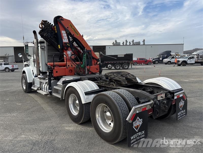 International Palfinger PK18002-EH-D 12670 lb Knuckle Boom on I Автокранове