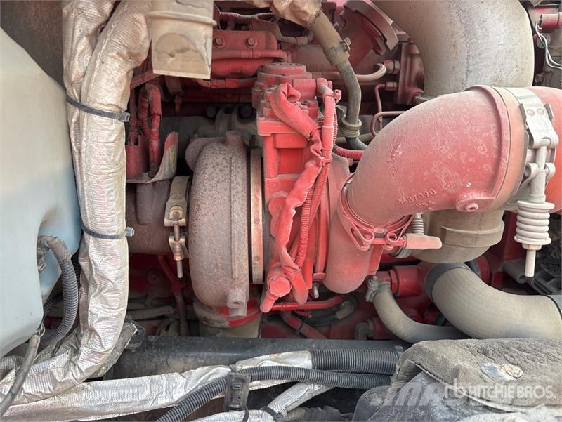 International Palfinger PK18002-EH-D 12670 lb Knuckle Boom on I Автокранове