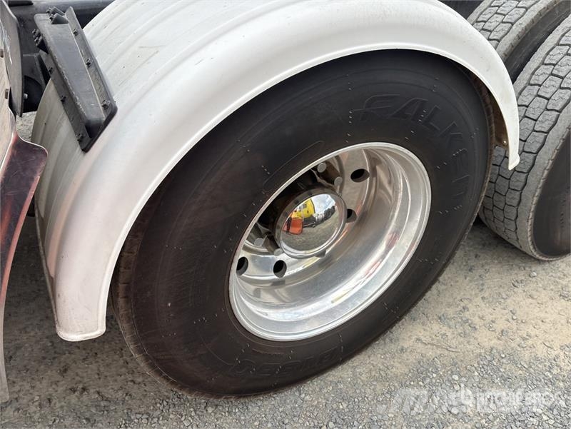 International Palfinger PK18002-EH-D 12670 lb Knuckle Boom on I Автокранове
