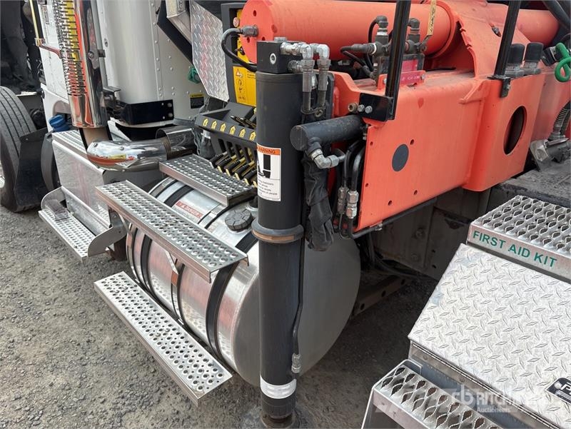 International Palfinger PK18002-EH-D 12670 lb Knuckle Boom on I Автокранове
