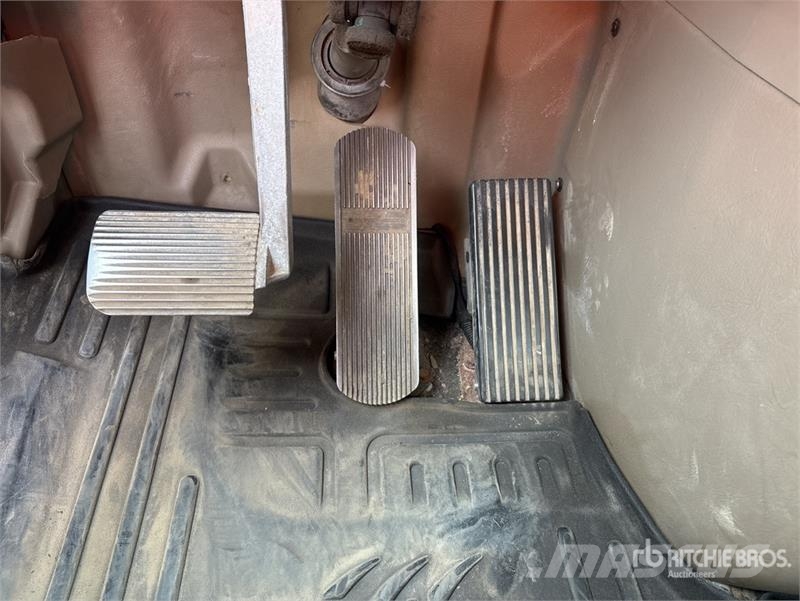 International Palfinger PK18002-EH-D 12670 lb Knuckle Boom on I Автокранове