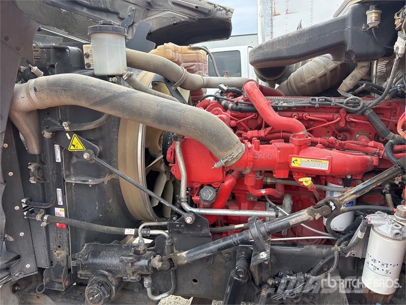 International Palfinger PK18002-EH-D 12670 lb Knuckle Boom on I Автокранове