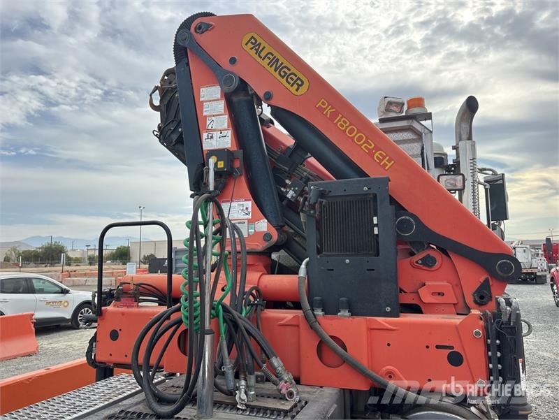 International Palfinger PK18002-EH-D 12670 lb Knuckle Boom on I Автокранове