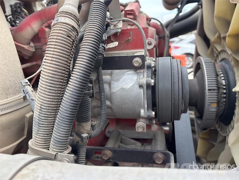 International Palfinger PK18002-EH-D 12670 lb Knuckle Boom on I Автокранове