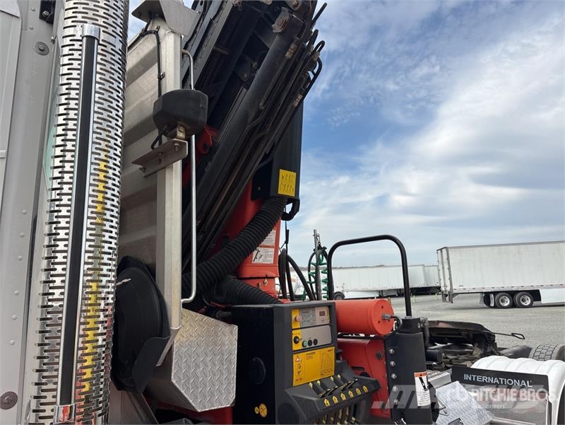 International Palfinger PK18002-EH-D 12670 lb Knuckle Boom on I Автокранове