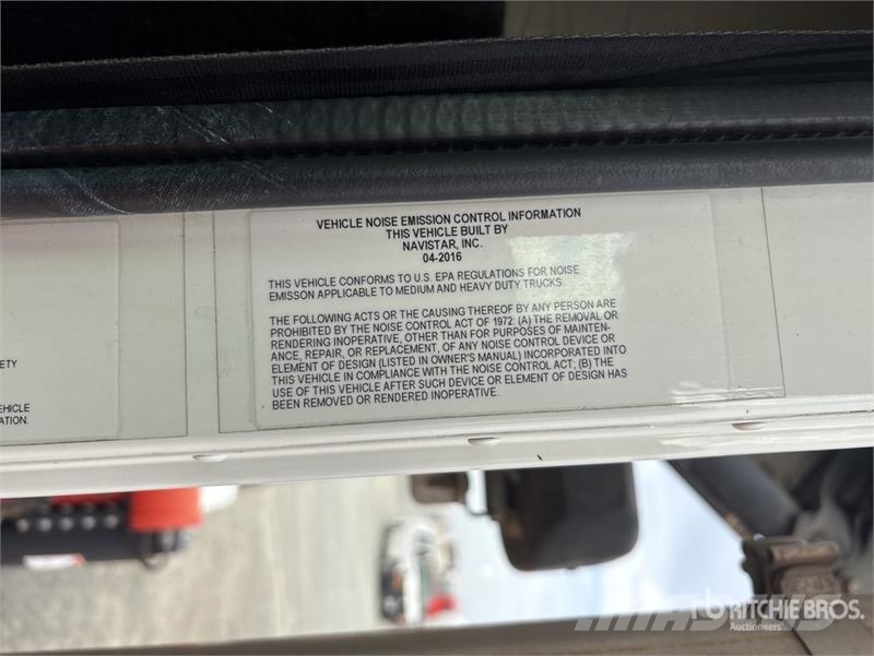 International Palfinger PK18002-EH-D 12670 lb Knuckle Boom on I Автокранове