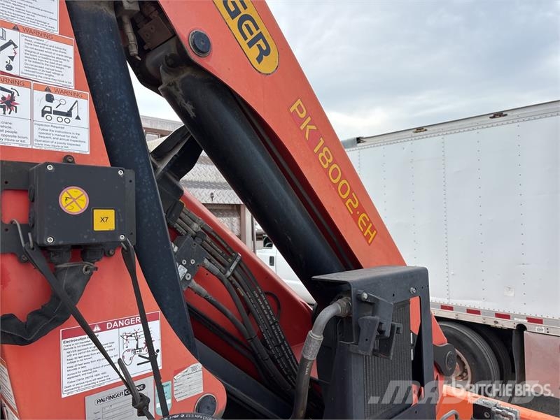 International Palfinger PK18002-EH-D 12670 lb Knuckle Boom on I Автокранове