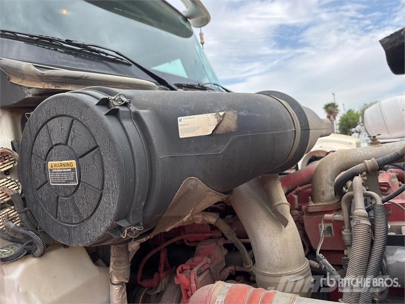 International Palfinger PK18002-EH-D 12670 lb Knuckle Boom on I Автокранове