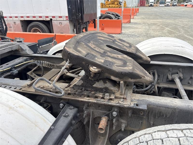 International Palfinger PK18002-EH-D 12670 lb Knuckle Boom on I Автокранове