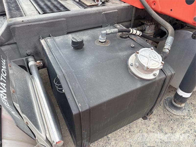 International Palfinger PK18002-EH-D 12670 lb Knuckle Boom on I Автокранове
