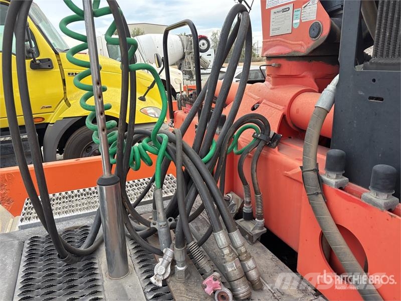 International Palfinger PK18002-EH-D 12670 lb Knuckle Boom on I Автокранове