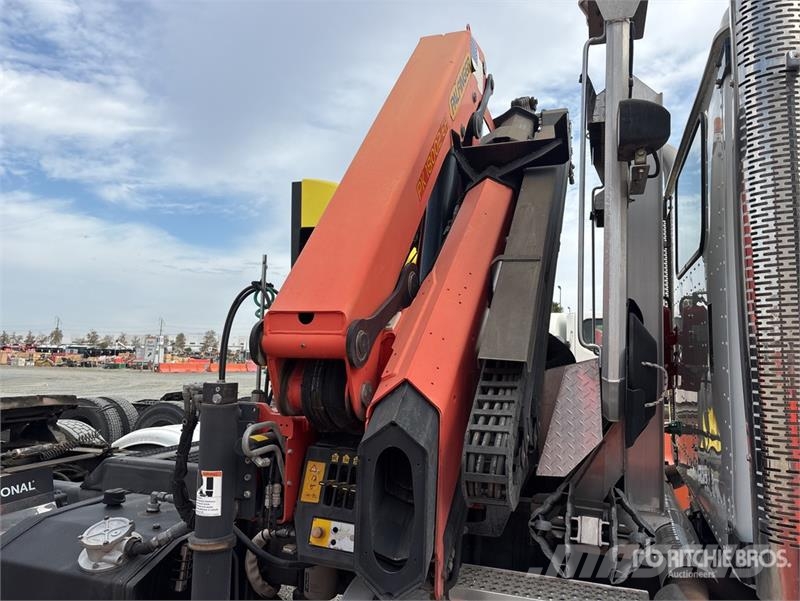 International Palfinger PK18002-EH-D 12670 lb Knuckle Boom on I Автокранове