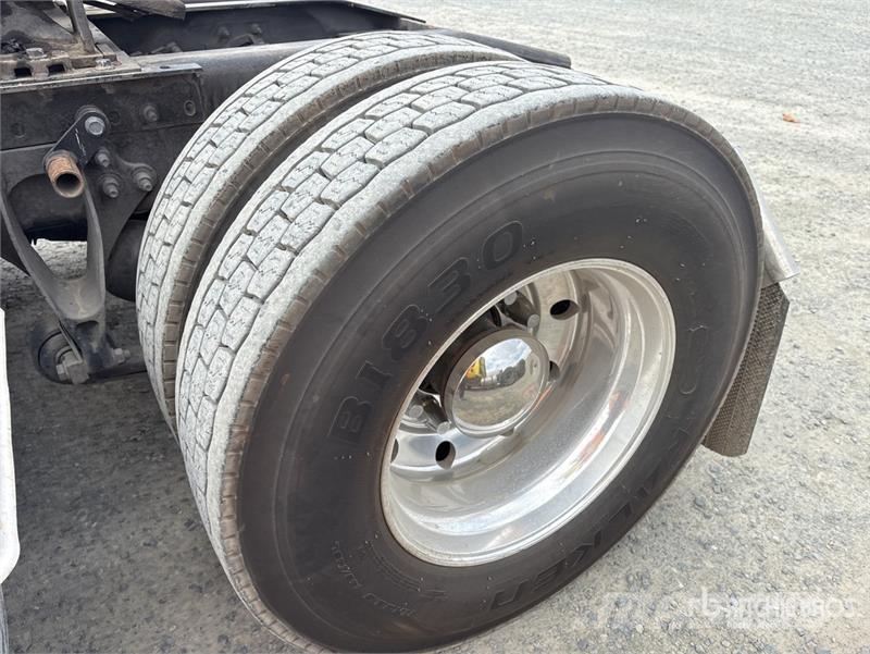 International Palfinger PK18002-EH-D 12670 lb Knuckle Boom on I Автокранове