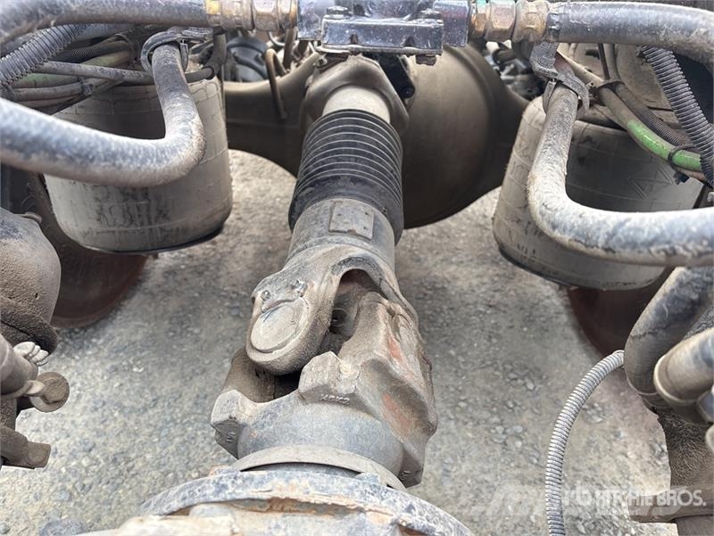 International Palfinger PK18002-EH-D 12670 lb Knuckle Boom on I Автокранове