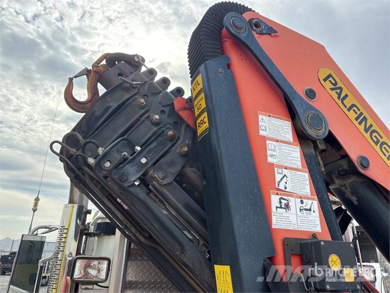 International Palfinger PK18002-EH-D 12670 lb Knuckle Boom on I Автокранове