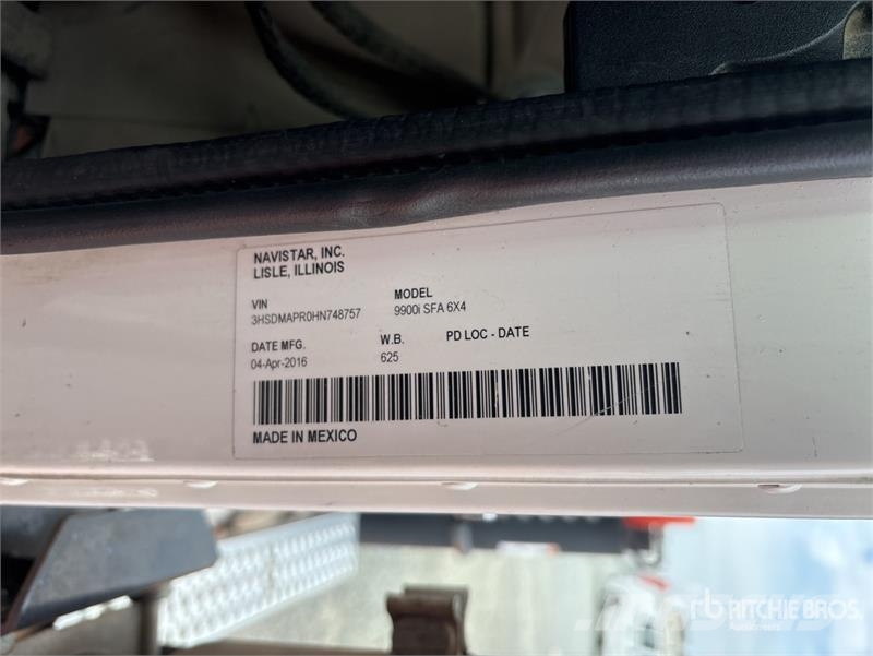 International Palfinger PK18002-EH-D 12670 lb Knuckle Boom on I Автокранове