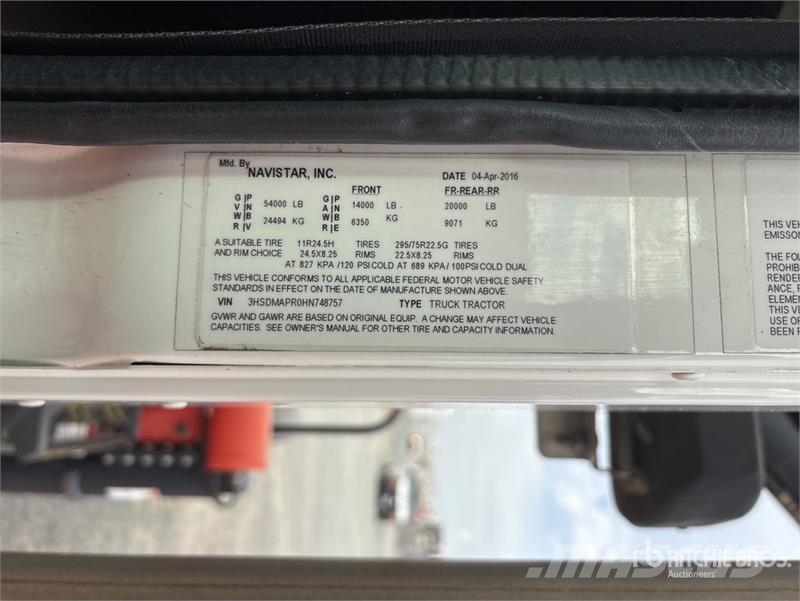 International Palfinger PK18002-EH-D 12670 lb Knuckle Boom on I Автокранове