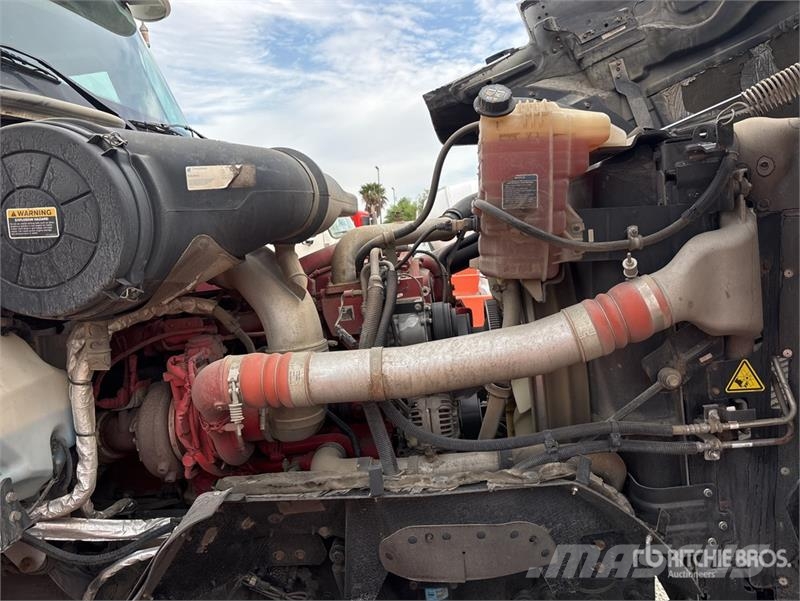 International Palfinger PK18002-EH-D 12670 lb Knuckle Boom on I Автокранове