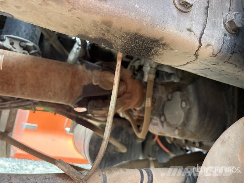 International Palfinger PK18002-EH-D 12670 lb Knuckle Boom on I Автокранове