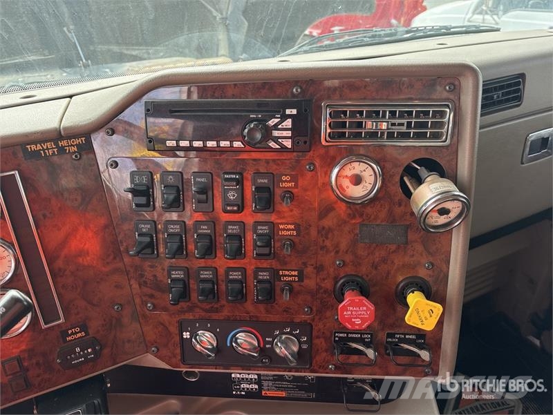 International Palfinger PK18002-EH-D 12670 lb Knuckle Boom on I Автокранове