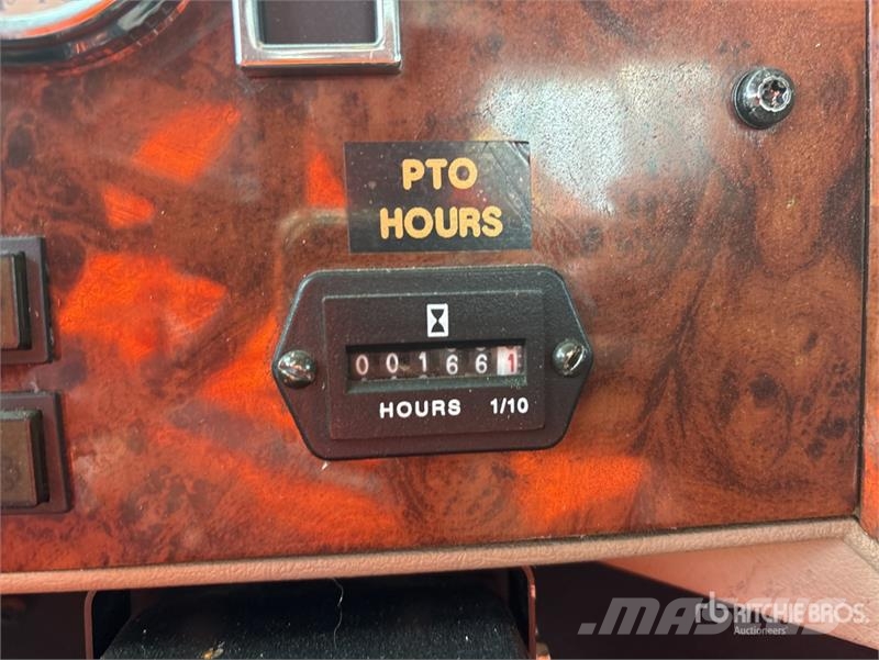 International Palfinger PK18002-EH-D 12670 lb Knuckle Boom on I Автокранове