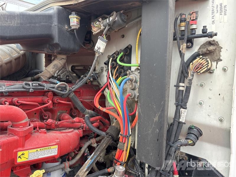 International Palfinger PK18002-EH-D 12670 lb Knuckle Boom on I Автокранове