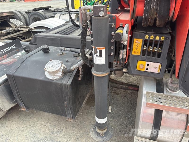 International Palfinger PK18002-EH-D 12670 lb Knuckle Boom on I Автокранове