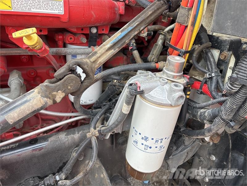 International Palfinger PK18002-EH-D 12670 lb Knuckle Boom on I Автокранове