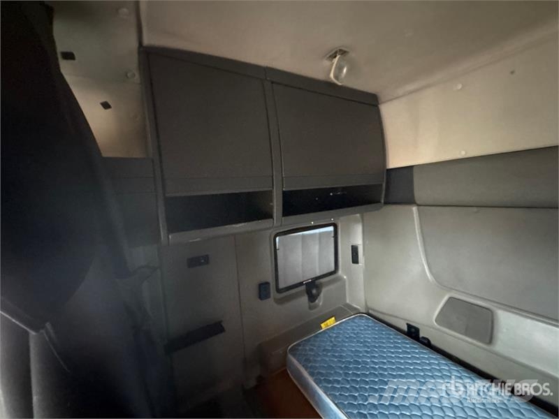 International ProStar+122 6x4 T/A Sleeper Truck Tractor Dragbilar