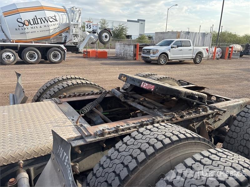 International ProStar+ 122 وحدات الجر