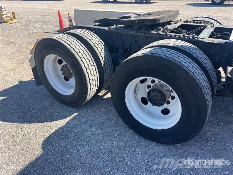 International ProStar + 113 6x4 T/A Day Cab Truck Tractor Naudoti vilkikai