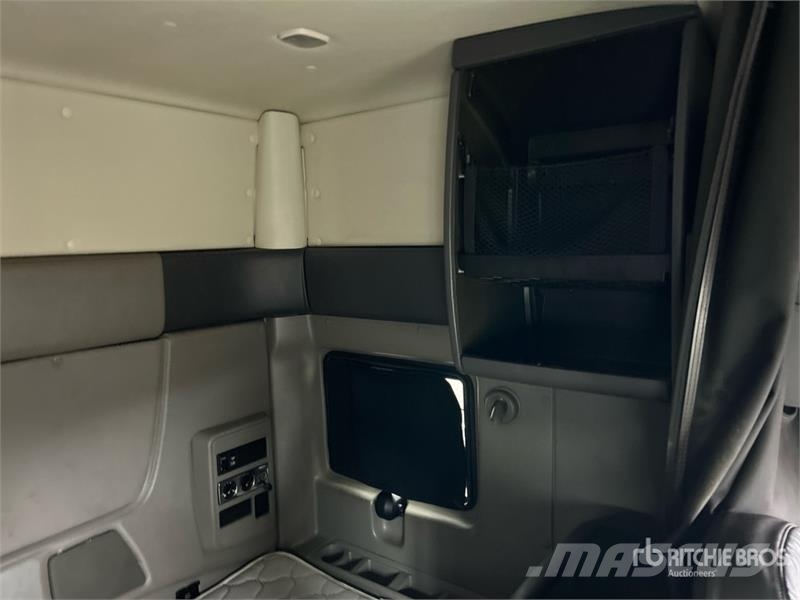 International Prostar+113 6x4 T/A Sleeper Truck Tractor وحدات الجر