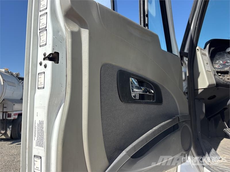 International Prostar+ 122 6x4 T/A Sleeper Truck Tractor Vilcēji