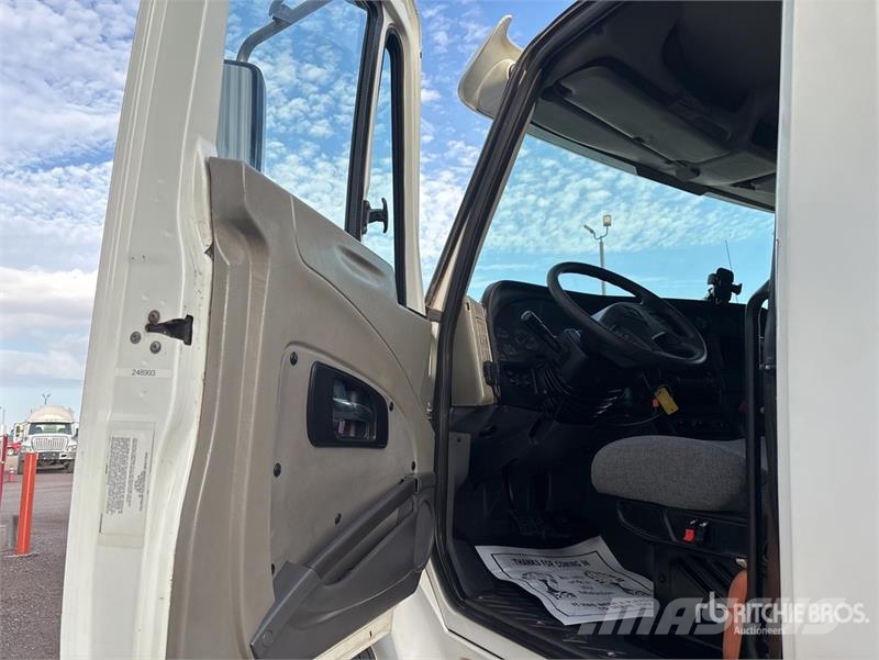 International ProStar+ 122 وحدات الجر